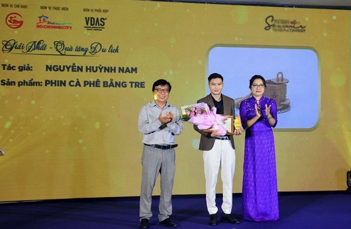 Ban Tổ chức trao giải Nhất ở hạng mục “Quà tặng lưu niệm” tác giả Nguyễn Huỳnh Nam 